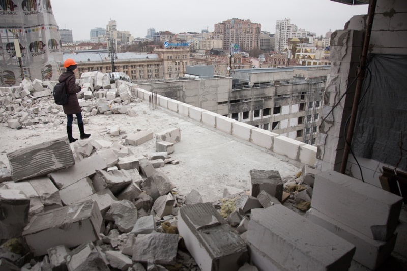 Знесення надбудови на Будинку профспілок: фоторепортаж з центру Києва